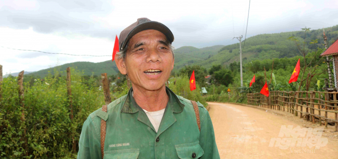 Ông Đinh Văn Thành, 1 người dân  làng Kà Bông đón điện bằng nụ cười như chẳng thể tươi hơn. Ảnh: Vũ Đình Thung.