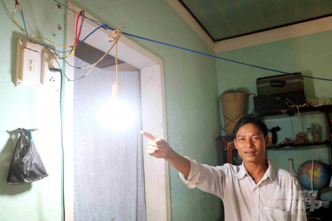 Anh Đinh Văn Đoàn, đồng bào Bana ở làng Kà Bông chia sẻ niềm vui khi có điện. Ảnh: Vũ Đình Thung.
