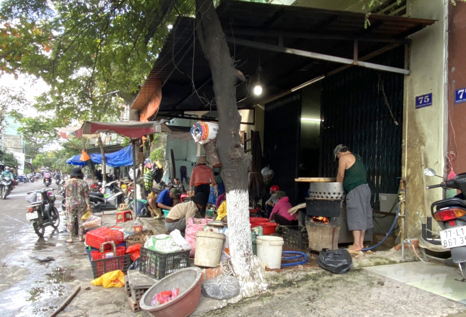 Nước từ hoạt động gia cầm trên vỉa hè gần chợ Đầm nằm trên địa bàn TP Quy Nhơn (Bình Định) được xả thẳng ra môi trường gây ô nhiễm nghiêm trọng. Ảnh: Vũ Đình Thung.