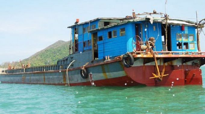 Chiếc tàu hàng 'không số' chở 71 kiện hàng đang được Bình Định thông báo tìm chủ sở hữu. Ảnh: C.C