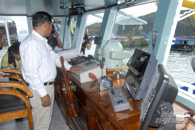 Ngoài thiết bị giám sát hành trình, những tàu cá có chiều dài từ 15m trở lên của ngư dân Bình Định hiện được lắp đặt máy móc, thiết bị hiện đại phục vụ đánh bắt. Ảnh: Lê Khánh.