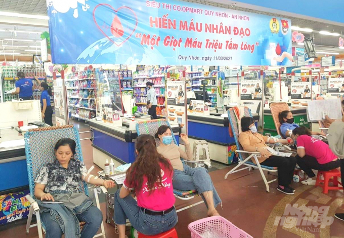 Chương trình hiến máu nhân đạo được tổ chức ngay siêu thị Co.opmart Quy Nhơn. Ảnh: Vũ Đình Thung.