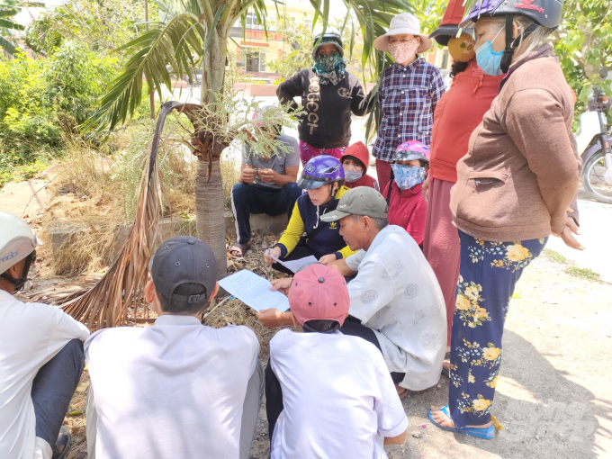 Người dân thôn Diêm Vân, xã Phước Thuận (huyện Tuy Phước, Bình Định) phản đối hoạt động khai thác cát của doanh nghiệp. Ảnh: Vũ Đình Thung.