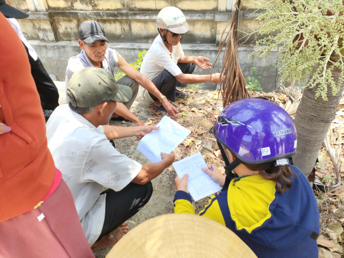 Nhiều người dân đến trụ sở UBND xã Phước Thuận (huyện Tuy Phước, Bình Định) phản ứng việc hút cát của doanh nghiệp trên sông Hà Thanh. Ảnh: Đ.T