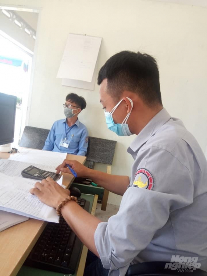 Nhân viên cảng cá Quy Nhơn (Bình Định) tuân thủ công tác phòng chống dịch Covid-19. Ảnh: V.Đ.T