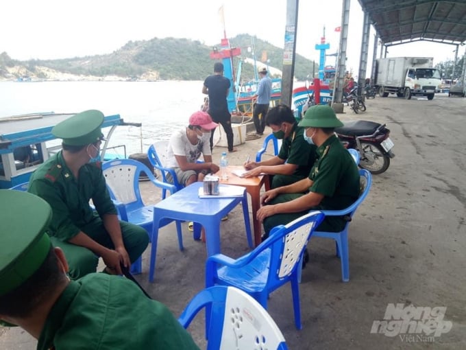 Ngư dân về cảng cá Quy Nhơn (Bình Định) bán sản phẩm được lực lượng chức năng kiểm soát chặt chẽ để ngăn ngừa dịch Covid-19 xâm nhập vào địa phương từ đường biển. Ảnh: V.Đ.T
