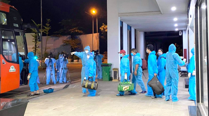 Sau khi xuống sân bay, các công dân Bình Định được đưa lên xe để đi cách ly y tế.