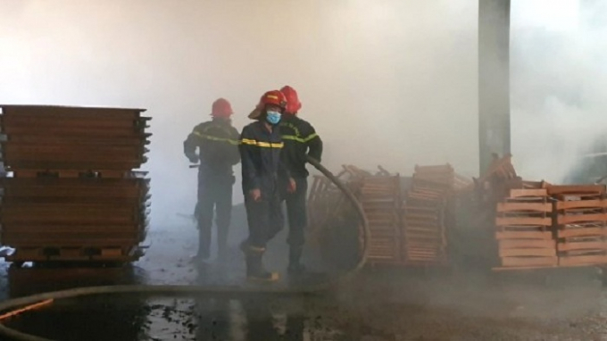 Cảnh sát PCCC nỗ lực dập lửa không cho đám cháy lây lan qua khu nhà xưởng bên cạnh: Ảnh: CSPCCC cung cấp.