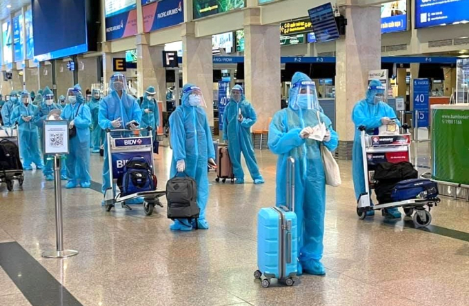 Người dân Bình Định tại sân bay Tân Sơn Nhất (TP HCM) chuẩn bị về quê trên những chuyến bay trước do UBND tỉnh Bình Định tổ chức. Ảnh: H.Đ.H.