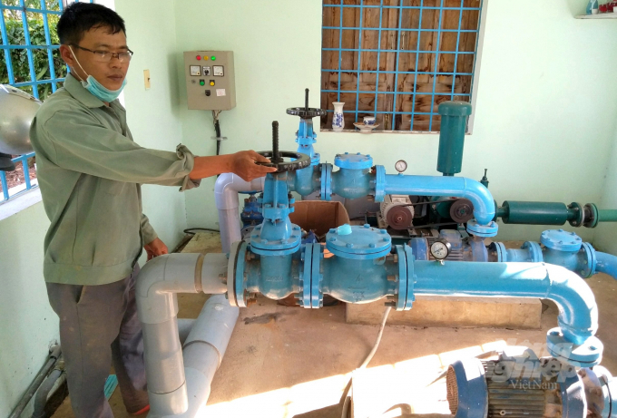 Nhân viên đang vận hành Nhà máy nước sạch Nhơn Tân (TX An Nhơn, Bình Định). Ảnh: V.Đ.T.