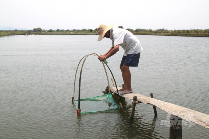 Người nuôi tôm thường xuyên kiểm tra ao để nhận định mức độ ảnh hưởng của thời tiết đối với tôm nuôi. Ảnh: Lê Khánh.