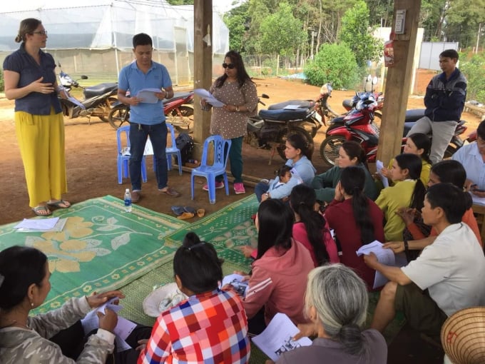 Nhóm đồng sở thích trồng RAT VietGAP ở xã Vĩnh Sơn (huyện Vĩnh Thạnh, Bình Định) được chuyên gia tập huấn kỹ thuật. Ảnh: Lê Khánh.