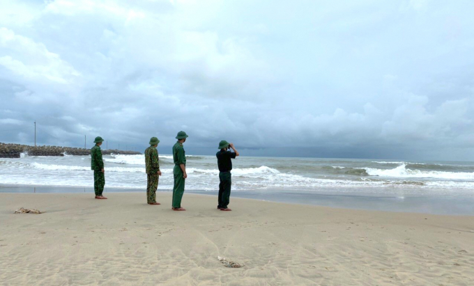 Lực lượng biên phòng đi dọc bờ biển tìm kiếm ngư dân mất tích. Ảnh: BĐBP.