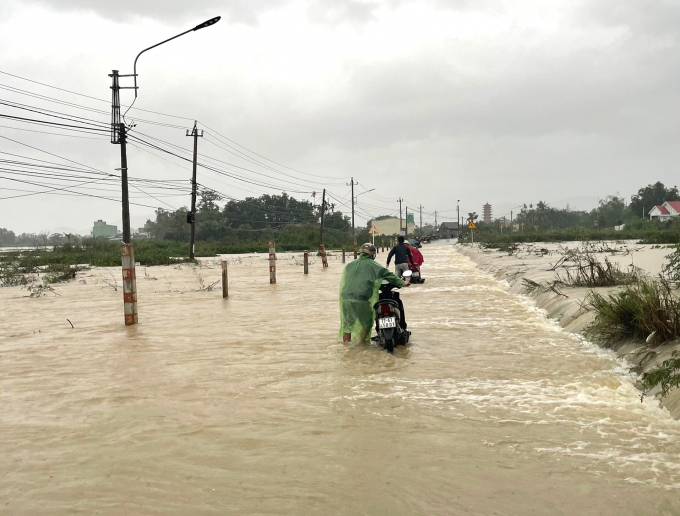 Mưa lớn trong 2 ngày qua cũng khiến một số nơi ở các huyện Hoài Ân, Tuy Phước, Phù Cát, thành phố Quy Nhơn (Bình Định) xảy ra tình trạng ngập cục bộ. Ảnh: V.Đ.T