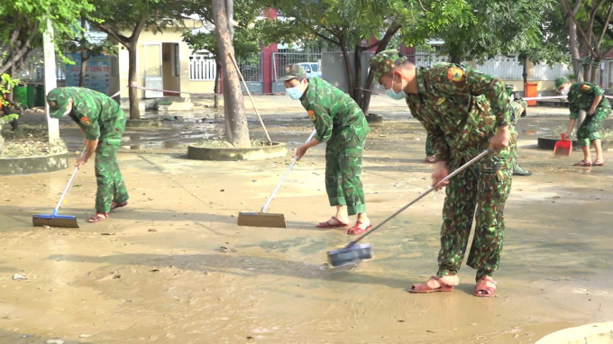 Bộ đội Bình Định giúp dân khắc phục mưa lũ. Ảnh: V.Đ.T