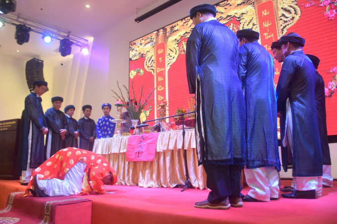Ông Lê Minh Thiện, Chủ tịch FPA Bình Định (người quỳ), trong lễ giỗ Tổ nghề mộc. Ảnh: V.Đ.T