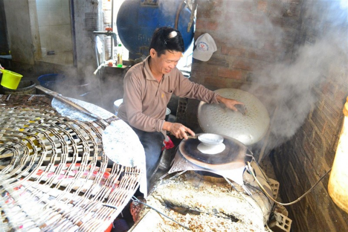 Tại nhiều làng nghề bánh tráng ở Bình Định đàn ông cũng biết tráng bánh. Ảnh: V.Đ.T.