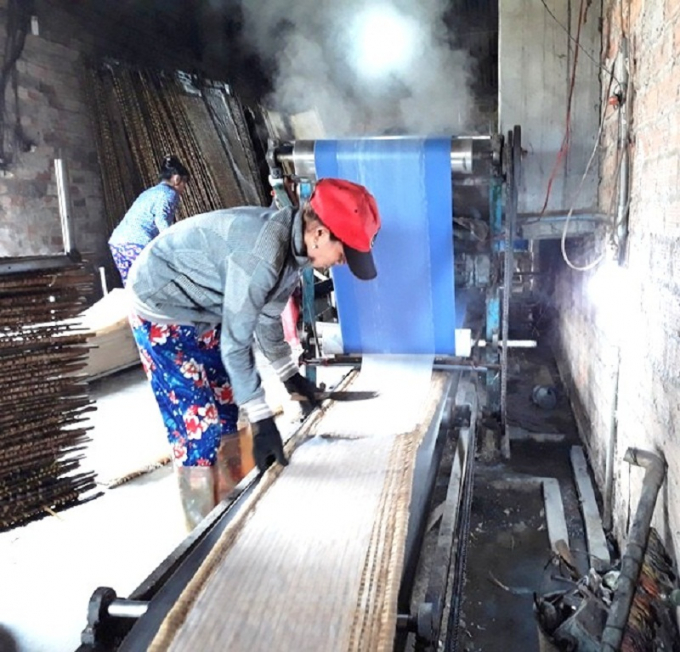 Những lò tráng bánh bằng thủ công ở xã Nhơn Phúc (thị xã An Nhơn, Bình Định) dần dà được thay thế bằng máy để tăng năng lực sản xuất. Ảnh: V.Đ.T.