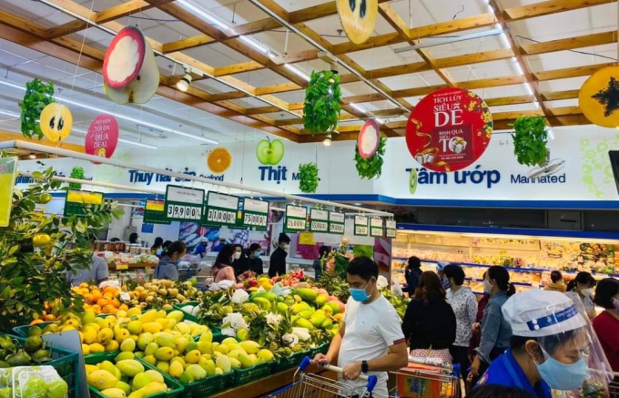 Khách hàng mua trái cây chưng Tết tại siêu thị Co.opmart Quy Nhơn. Ảnh: V.Đ.T.
