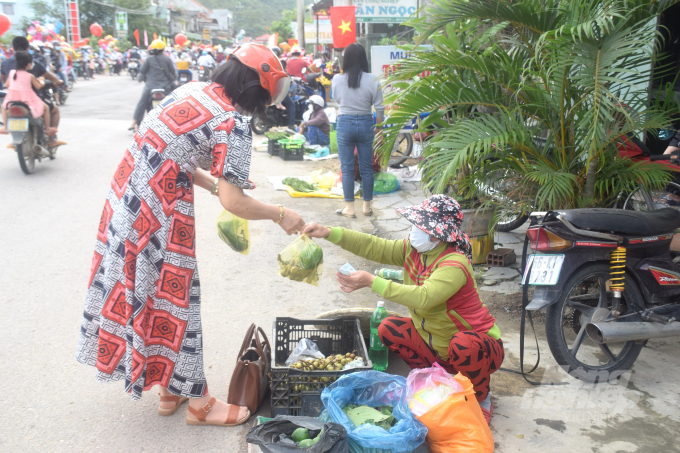 Chợ Gò thu hút cả khách ở thành phố Quy Nhơn (Bình Định) lên đi chợ mua lộc đầu năm. Ảnh: V.Đ.T.