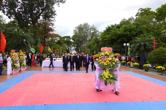 Lễ dâng hoa tại Bảo tàng Quang Trung, thị trấn Phú Phong (huyện Tây Sơn, Bình Định). Ảnh: Đ.T.