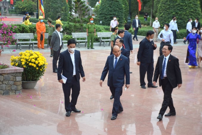 Chủ tịch nước Nguyễn Xuân Phúc (người đi giữa) về thăm và làm việc tại Bình Định. Ảnh: V.Đ.T.