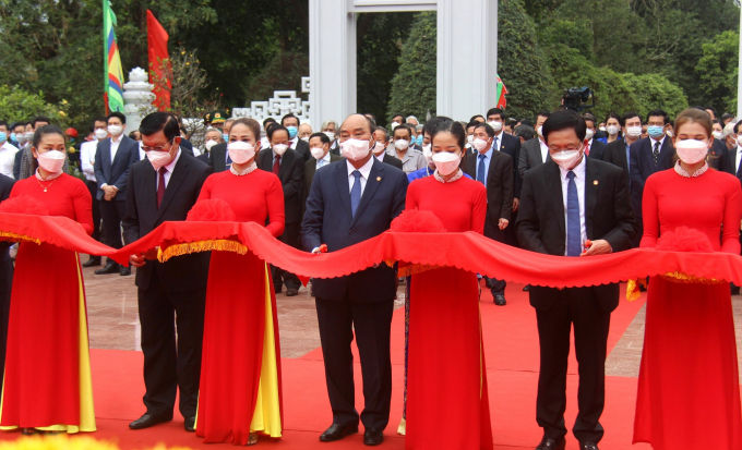Chủ tịch nước Nguyễn Xuân Phúc (người đứng giữa) cắt băng khánh thành Đền thờ Tây Sơn Tam kiệt. Ảnh: V.Đ.T.
