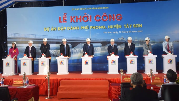 Chủ tịch nước Nguyễn Xuân Phúc (đứng giữa) dự lễ khởi công xây dựng công trình Đập dâng Phú Phong. Ảnh: V.Đ.T.