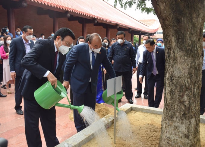 Chủ tịch nước Nguyễn Xuân Phúc trồng cây lưu niệm trong khuôn viên Bảo tàng Quang Trung. Ảnh: V.Đ.T.