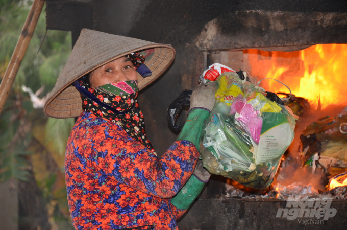 Đưa rác vào một lò đốt cỡ nhỏ tại tỉnh Nam Định. Ảnh: Dương Đình Tường.