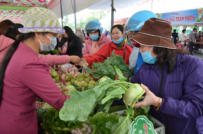 Lựa chọn rau quả tươi. Ảnh: ĐT.