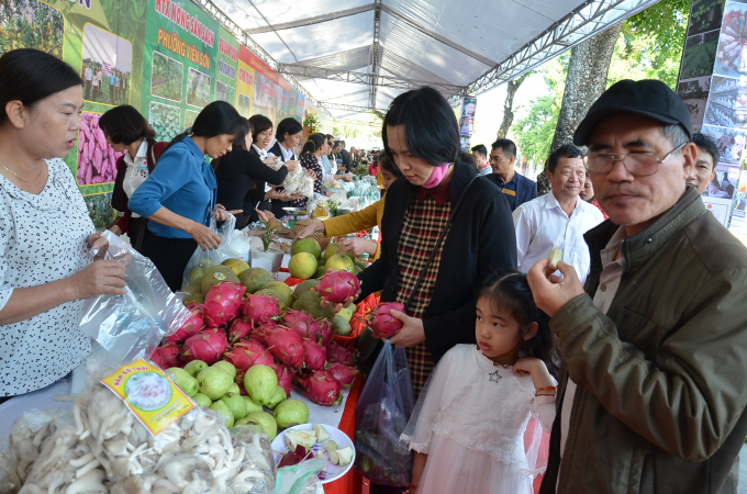 Thử nếm nông sản. Ảnh: NNVN.