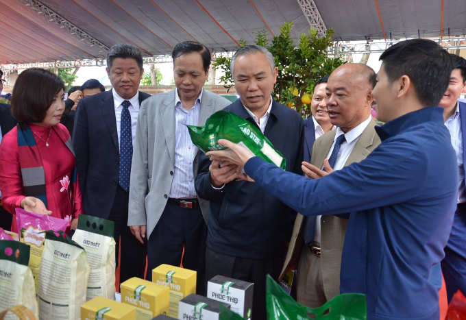 Thứ trưởng Bộ Nông nghiệp và PTNT trong một chuyến thăm các sản phẩm đặc sản của Hà Nội. Ảnh: Dương Đình Tường.