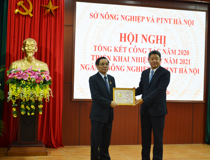 Ông Chu Phú Mỹ - Giám đốc Sở NN-PTNT Hà Nội được Tổng Liên đoàn Lao động Việt Nam tặng Bằng Lao động sáng tạo. Ảnh: Dương Đình Tường.
