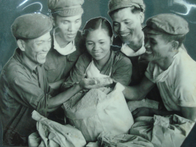 Workers were so happy to see the first fertiliser made in the Lam Thao Superphosphate Factory. File Photo.