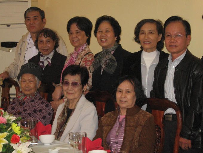 Ông Lương Hồng Việt (đứng ngoài cùng bên trái) và mẹ (ngồi giữa, đeo kính) cùng các bạn học. Ảnh: Tư liệu.