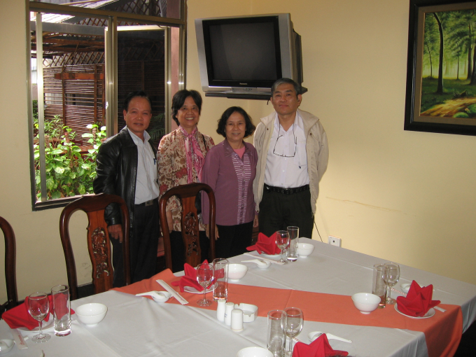 Ông Lương Hồng Việt (ngoài cùng, bên phải) cùng những người bạn. Ảnh: Tư liệu.