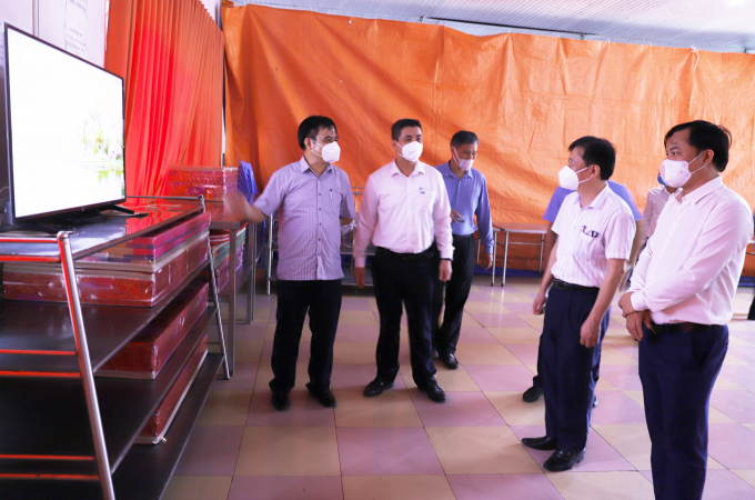 Đoàn công tác của tỉnh Phú Thọ kiểm tra hoạt động '3 tại chỗ' tại Công ty. Ảnh: Lâm Thao.