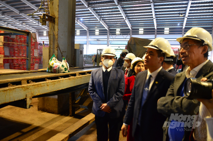 Các đại biểu thăm dây chuyền sản xuất lân vi sinh Lâm Thao. Ảnh: Dương Đình Tường.