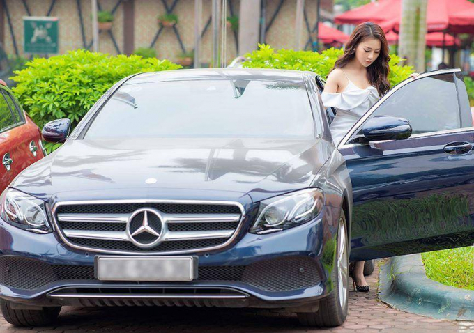 Trước đây, Phương Oanh thậm chí từng được bắt gặp khi tự lái chiếc Mercedes-Benz E250 đời 2016 – 2017, có giá khi mua gần 2,5 tỷ đồng đi dự sự kiện tại một khách sạn 5 sao.