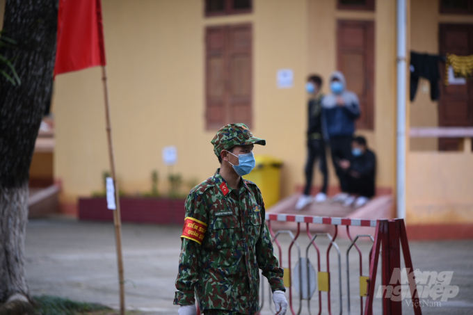 Doanh trại của Trung đoàn 123 hiện có 410 công dân Việt Nam đang được cách ly. Ảnh: Tùng Đinh.