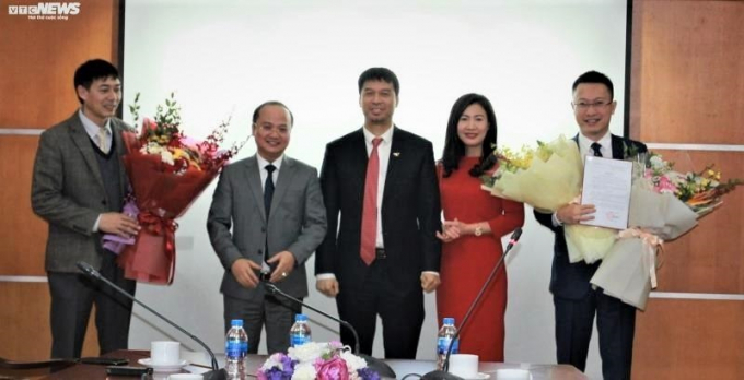 Phó Tổng Giám đốc Đài Tiếng nói Việt Nam Ngô Minh Hiển và Giám đốc Đài Truyền hình Kỹ thuật số VTC Trần Đức Thành trao quyết định và tặng hoa cho hai Phó Giám đốc Đài Truyền hình Kỹ thuật số VTC. Ảnh: Minh Tuấn/VTC News.