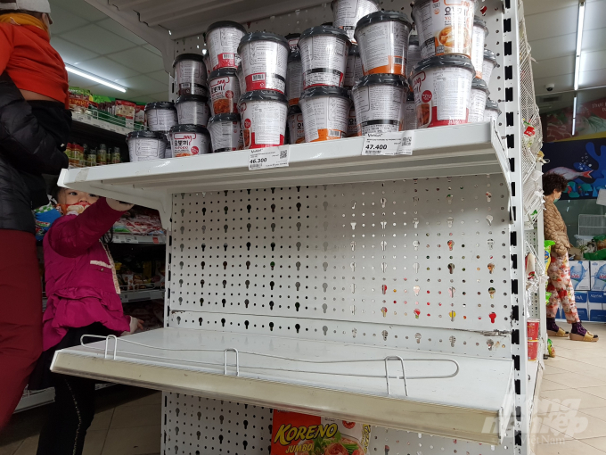 Chưa đến 10h sáng, một số khay bày bán hàng ở Vinmart Trần Điền, Định Công đã hết. Tuy nhiên, đại diện siêu thị này cho biết hàng dự trữ vẫn còn nhiều, sẽ nhanh chóng cho nhân viên bổ sung.