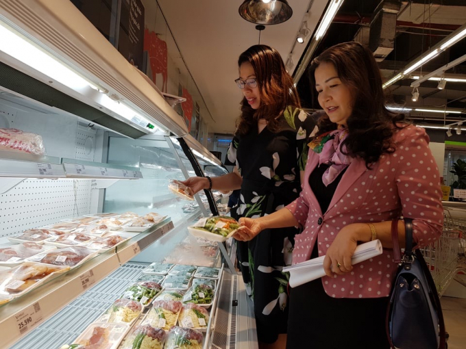 Bà Trần Thị Phương Lan, Phó giám đốc Sở Công thương Hà Nội đi kiểm tra tại các siêu thị. Ảnh: Tùng Đinh.
