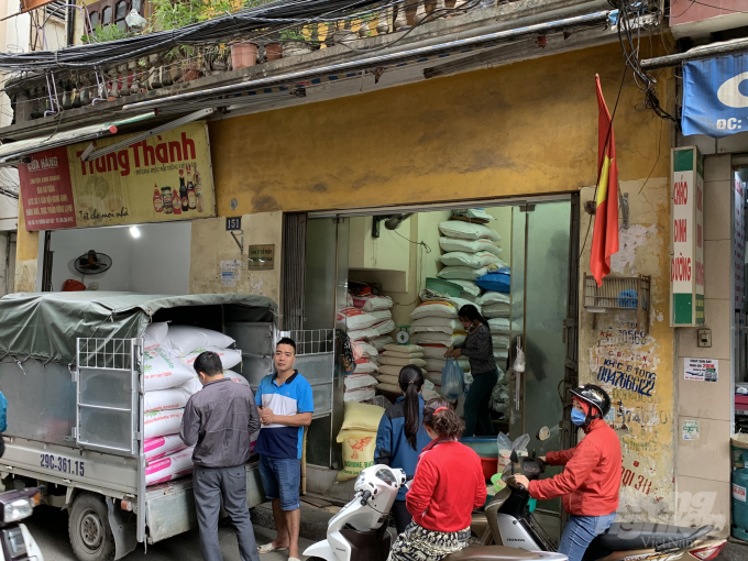 Cửa hàng gạo trên đường Giáp Bát, Q Hoàng Mai thấy nhu cầu tăng cao bất thường đã nhập bổ sung 1 tấn gạo lúc 9h sáng nay.