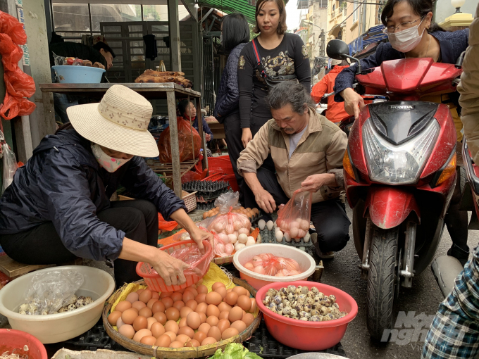 Trứng, lạc nhân là mặt hàng bán chạy nhất ở chợ dân sinh, ngõ Giáp Bát, Q Hoàng Mai, đây là khu đông đúc bậc nhất khu vực này. Lượng trứng bán được tính đến 9h sáng nay tăng gấp chục lần ngày thường, Lạc nhân thì 