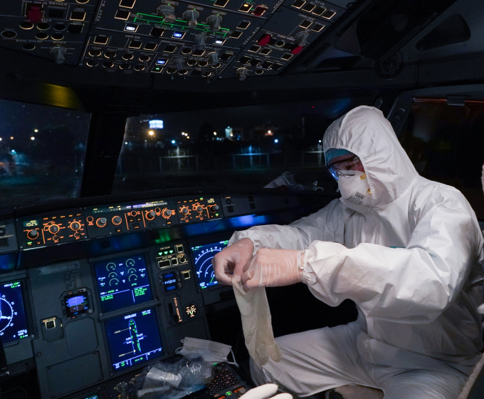 Phi công mặc đồ bảo hộ trước khi bắt đầu chuyến bay. Ảnh: Vietnam Airlines.