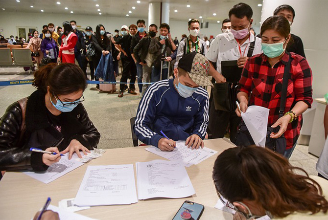 Hành khách làm thủ tục khai báo y tế khi nhập cảnh tại sân bay Nội Bài. Ảnh: Giang Huy/VnExpress.