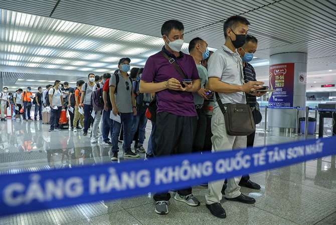 Hành khách nhập cảnh làm thủ tục kiểm dịch tại sân bay Tân Sơn Nhất. Ảnh: Hữu Khoa/VnExpress.
