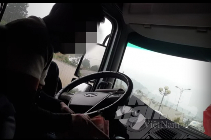 Lái xe chuyên trách của Lạng Sơn nhận tiền của doanh nghiệp với mức cao hơn quy định. Ảnh cắt từ video clip.